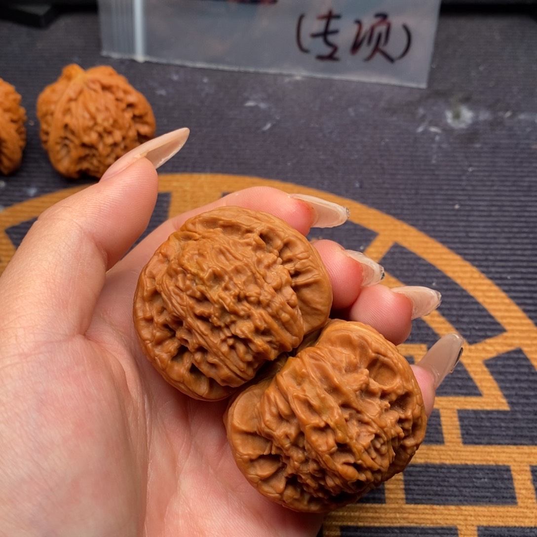 天***空文玩核桃吊坠白狮子