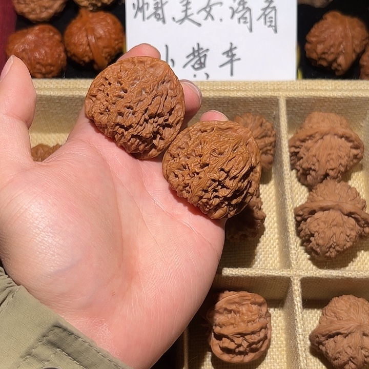 文玩核桃吊坠42红皮三角疆