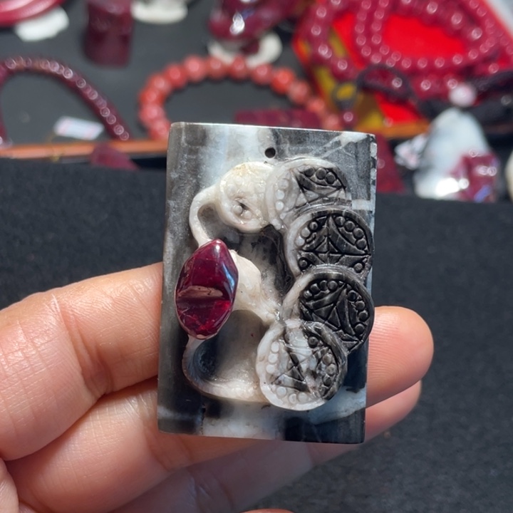 天然辰砂原石晶体雕刻铜钱