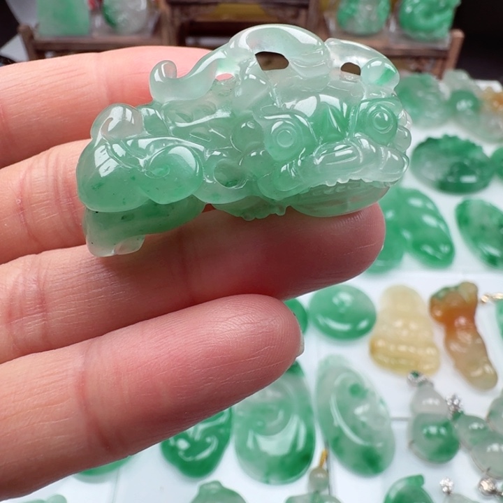 颈饰未镶嵌石英质玉