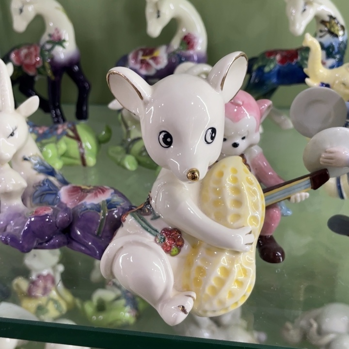 陶花生小老鼠一个