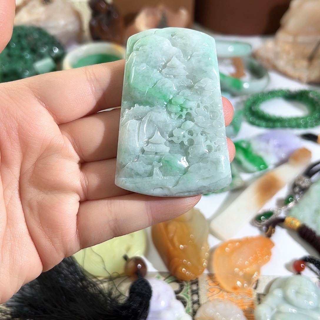 翡翠未镶嵌颈饰翡翠飘绿山水牌