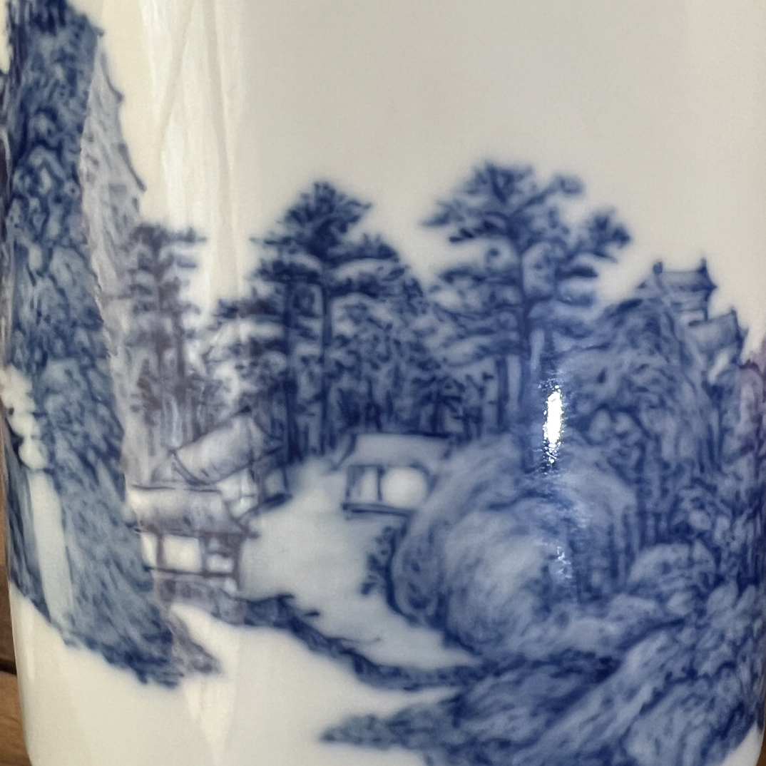 【碧梧轩】手绘山水青花瓷笔筒