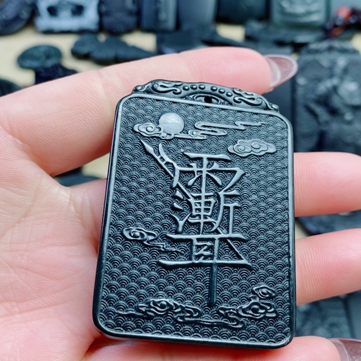 和田玉（青玉）颈饰未镶嵌双面雕刻