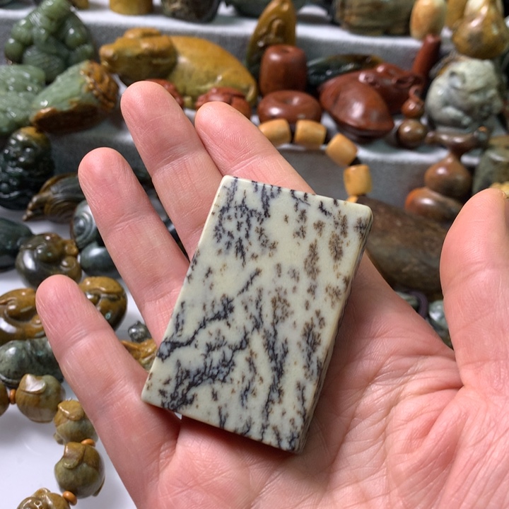 未镶嵌岫岩河磨玉（透闪石质玉）把件