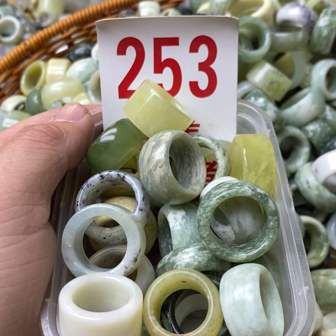 蛇纹石玉挂坠未镶嵌