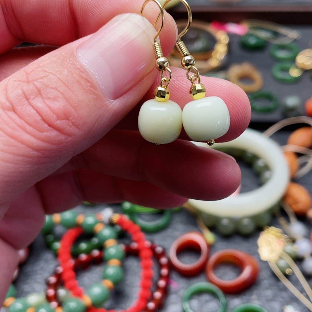 未镶嵌手链和田玉耳饰