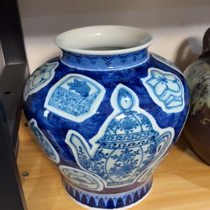 陶花瓶的颜色是蓝色的还是