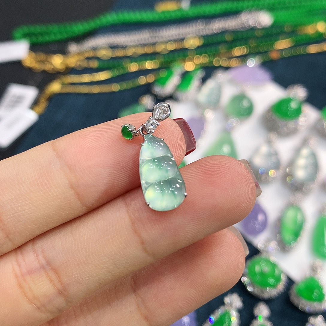 翡翠18K金镶嵌颈饰