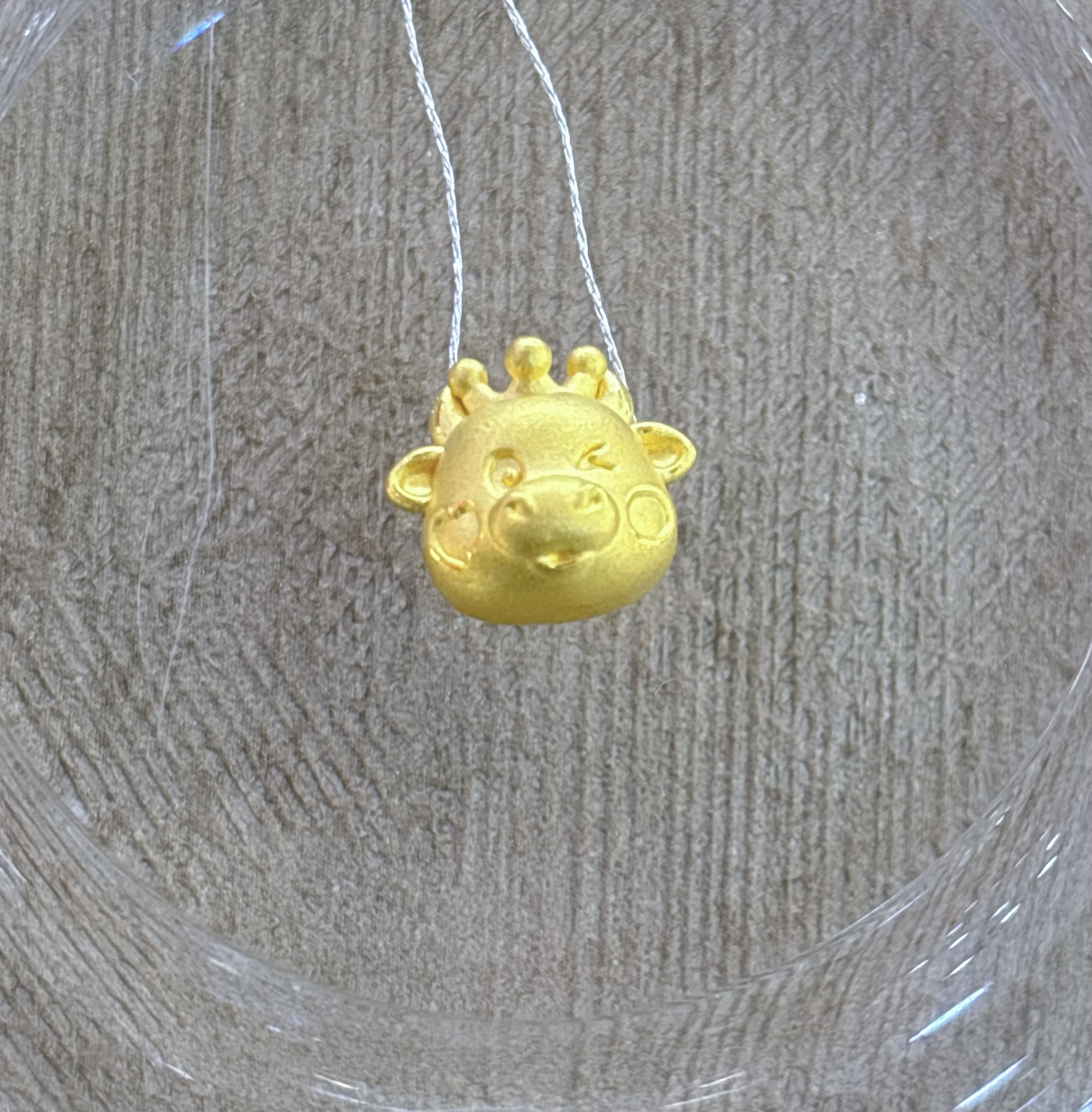 明牌珠宝皇冠小牛挂件0.92g