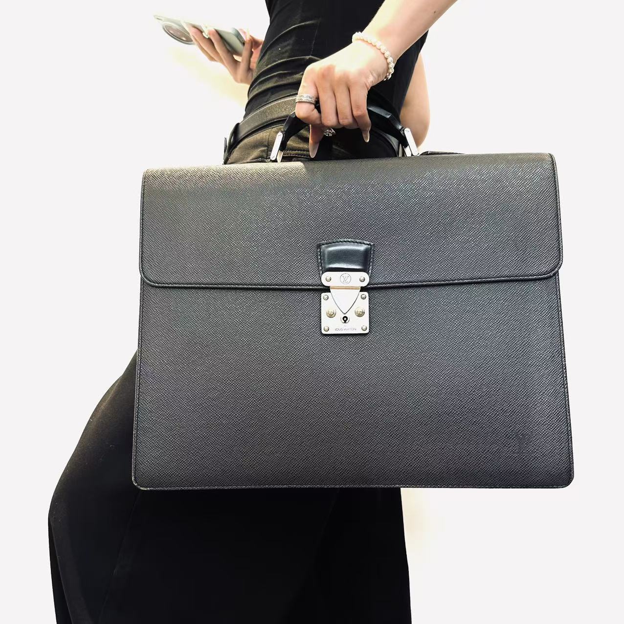 95新 LouisVuitton/路易威登 路易威登黑色手提包 2506260216