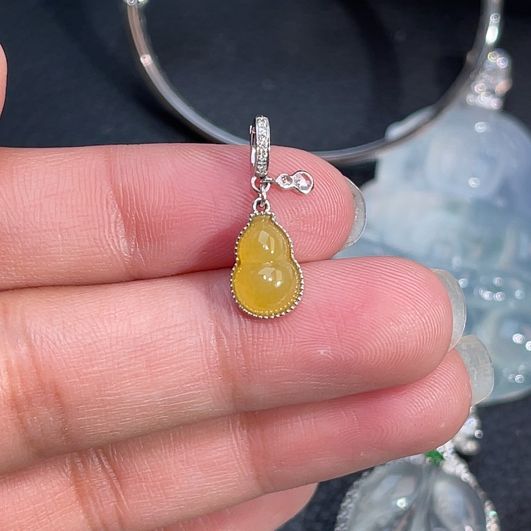 翡翠18K金镶嵌颈饰葫芦