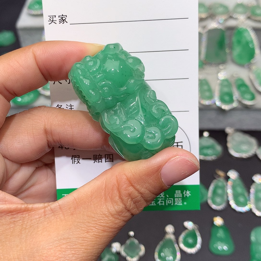 颈饰未镶嵌石英质玉（非洲翠）