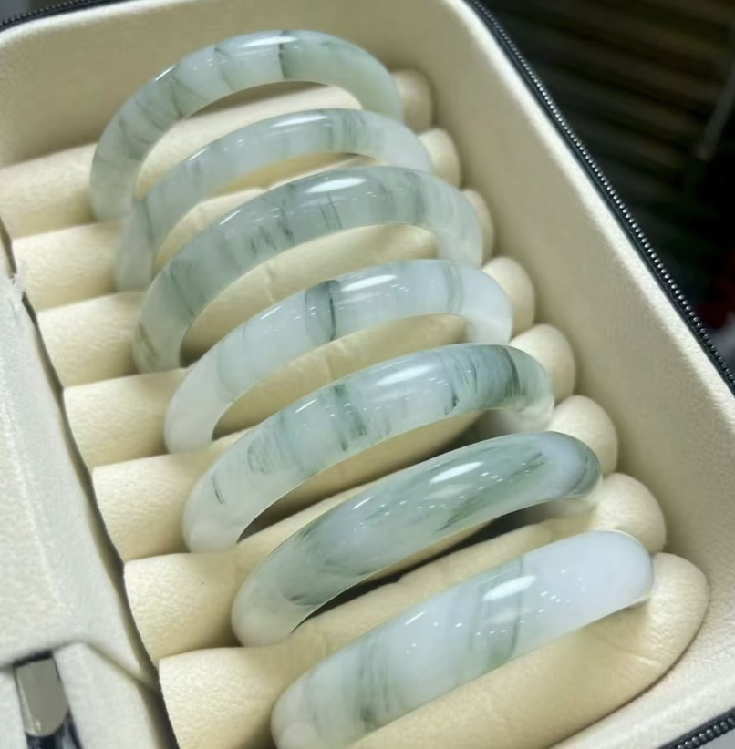 新疆天然翠手镯冰白翠手镯金丝玉精品款多样性发货