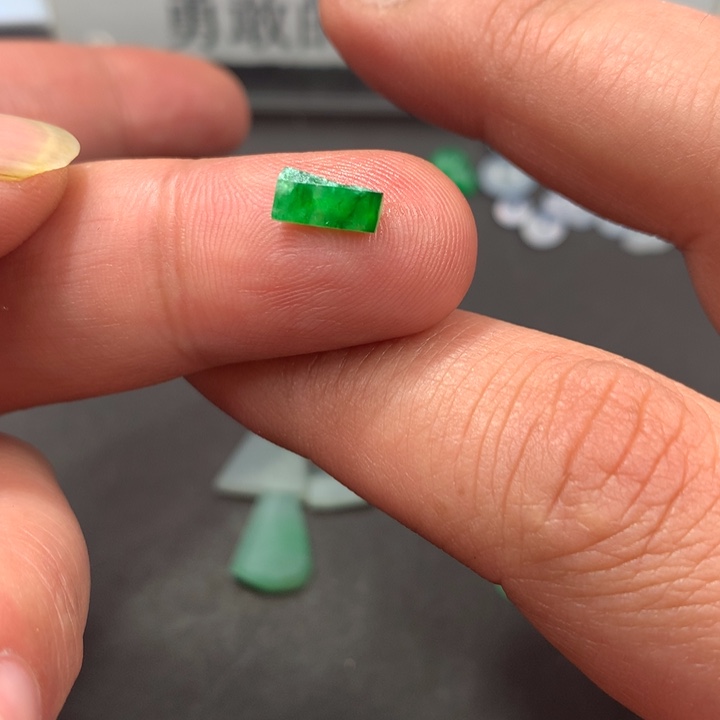 定制翡翠未镶嵌材料定制