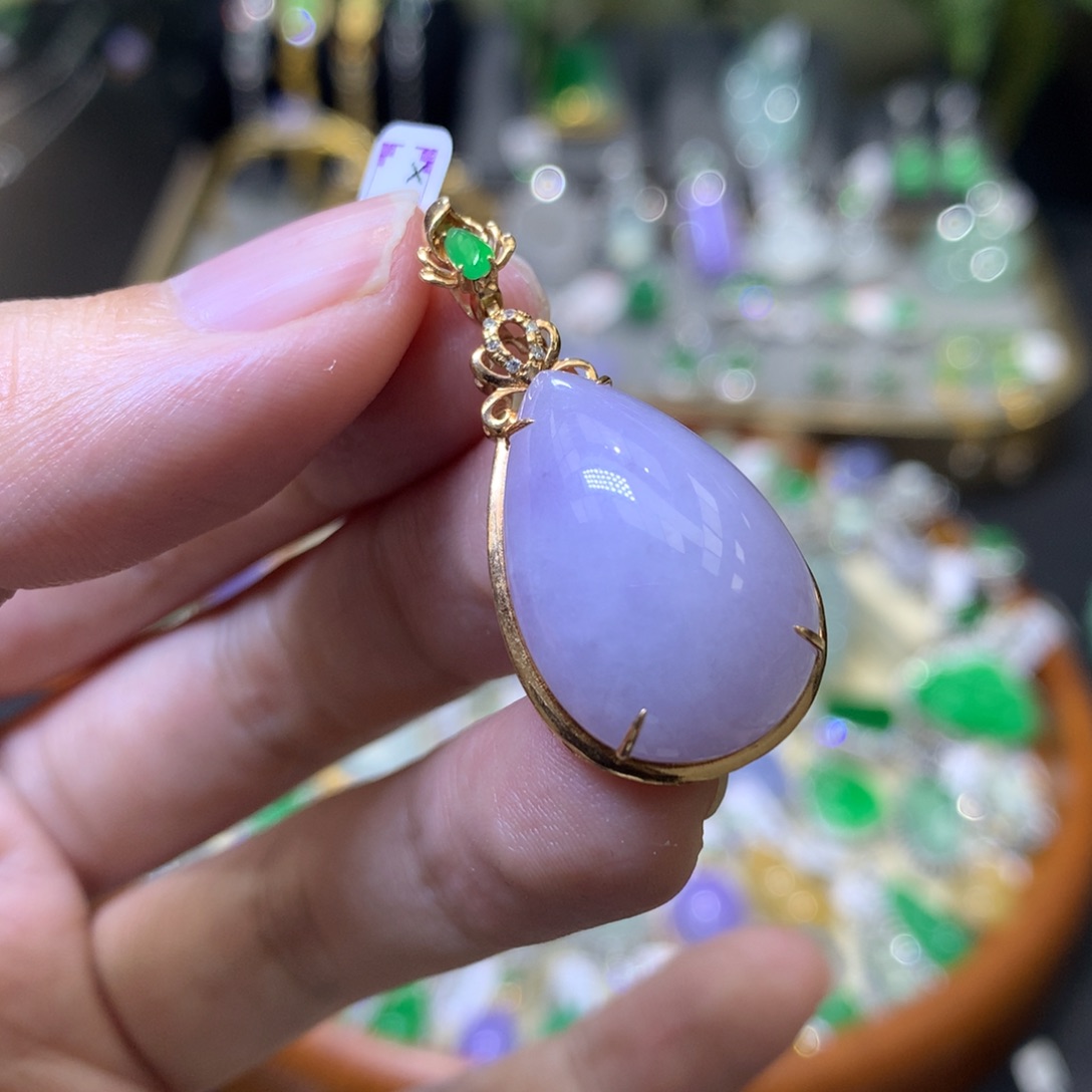 颈饰18K金镶嵌翡翠