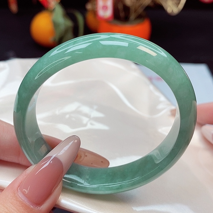 翡翠手镯未镶嵌55圈