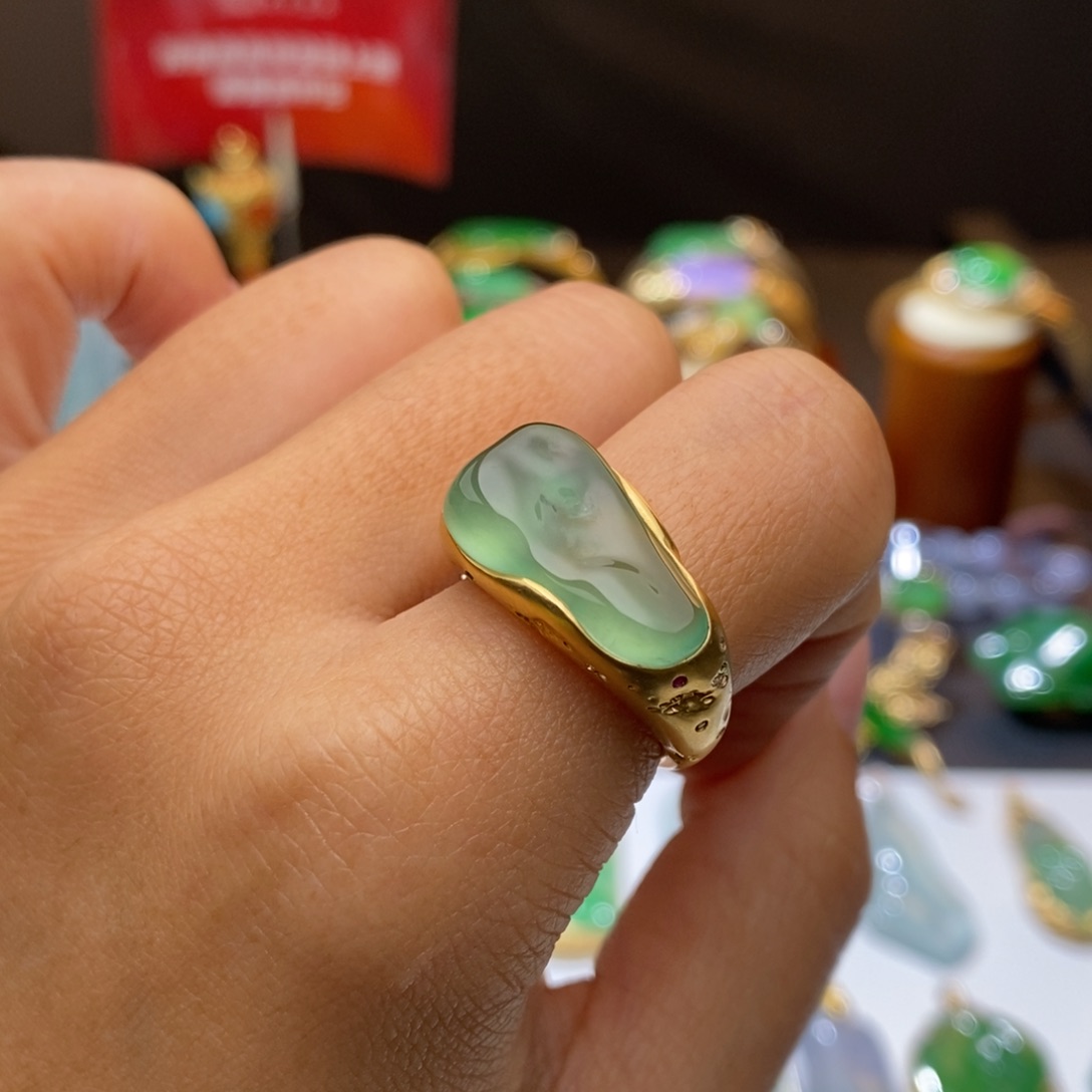 翡翠戒指18K金镶嵌戒指