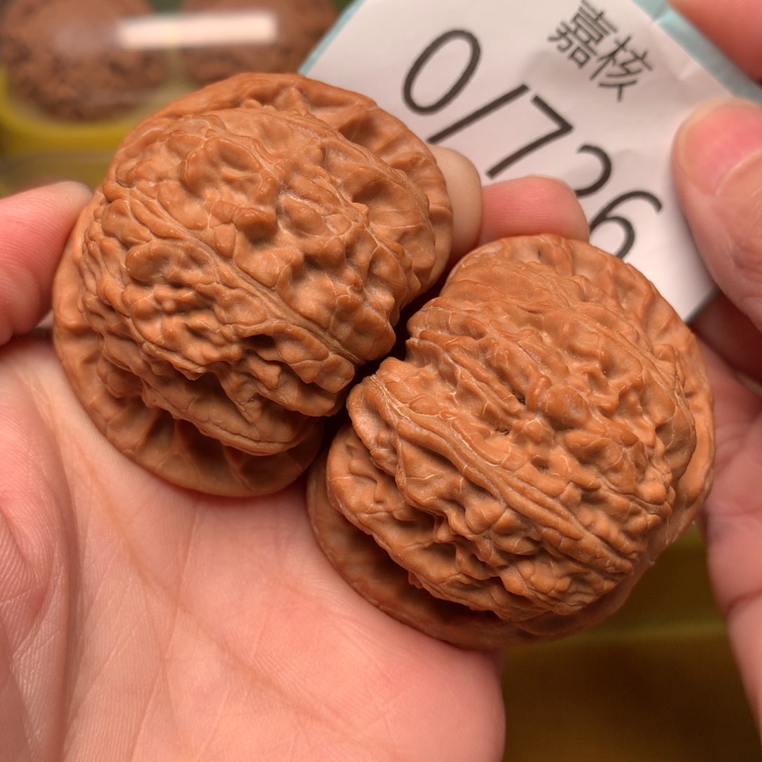 文玩核桃把件毕业红皮闷白47