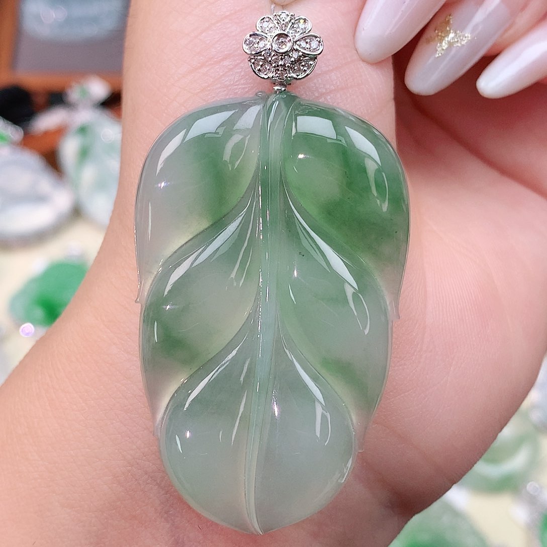 颈饰18K金镶嵌翡翠叶子