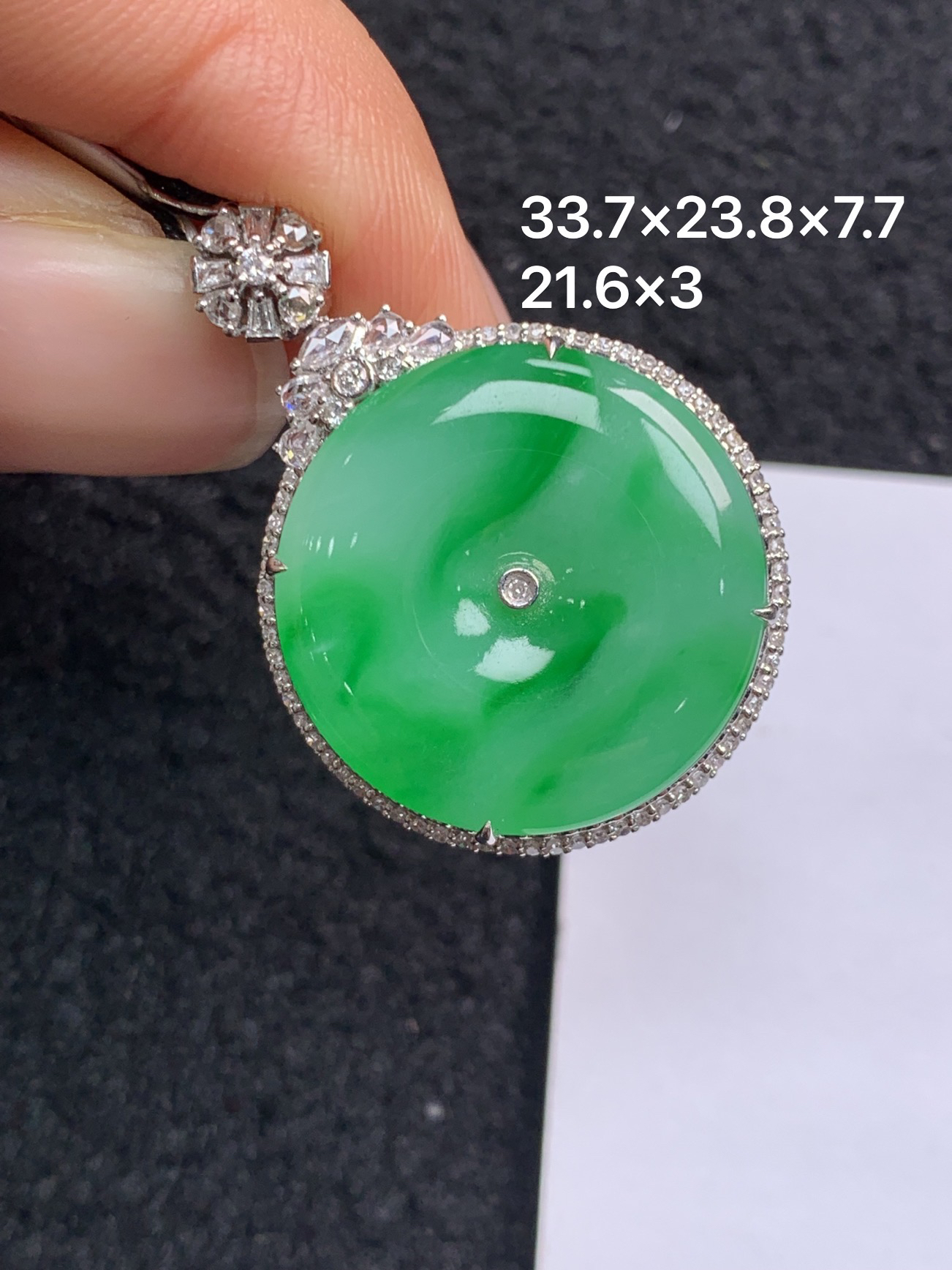 18K金镶嵌天然缅甸翡翠阳绿平安扣吊坠