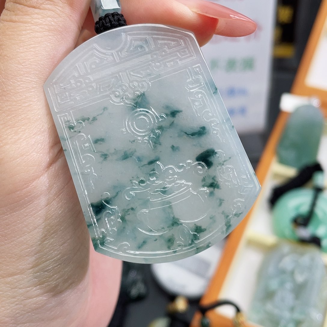 翡翠未镶嵌颈饰无事牌