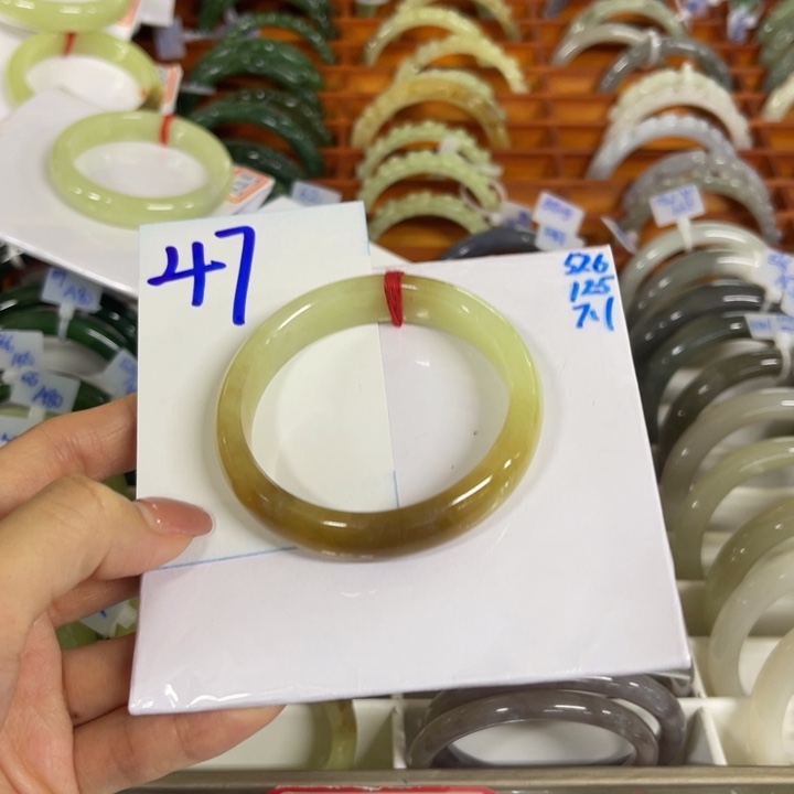 大****和田玉未镶嵌手镯