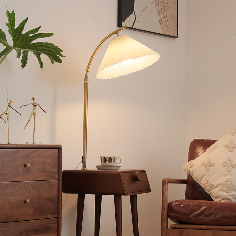 兰黛 日式实木中古风高级感客厅卧室复古文艺床头柜置物架落地灯