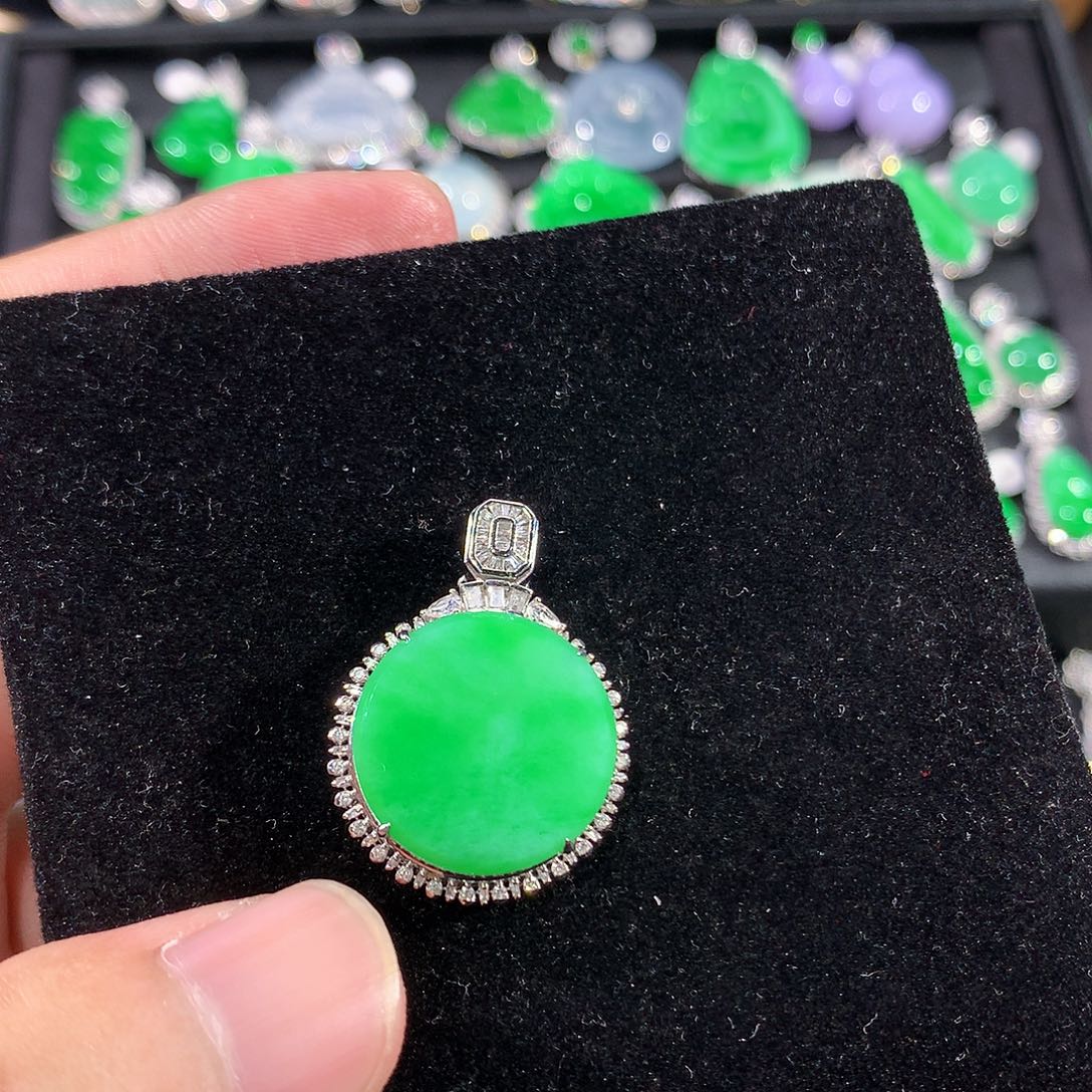 翡翠18K金镶嵌颈饰