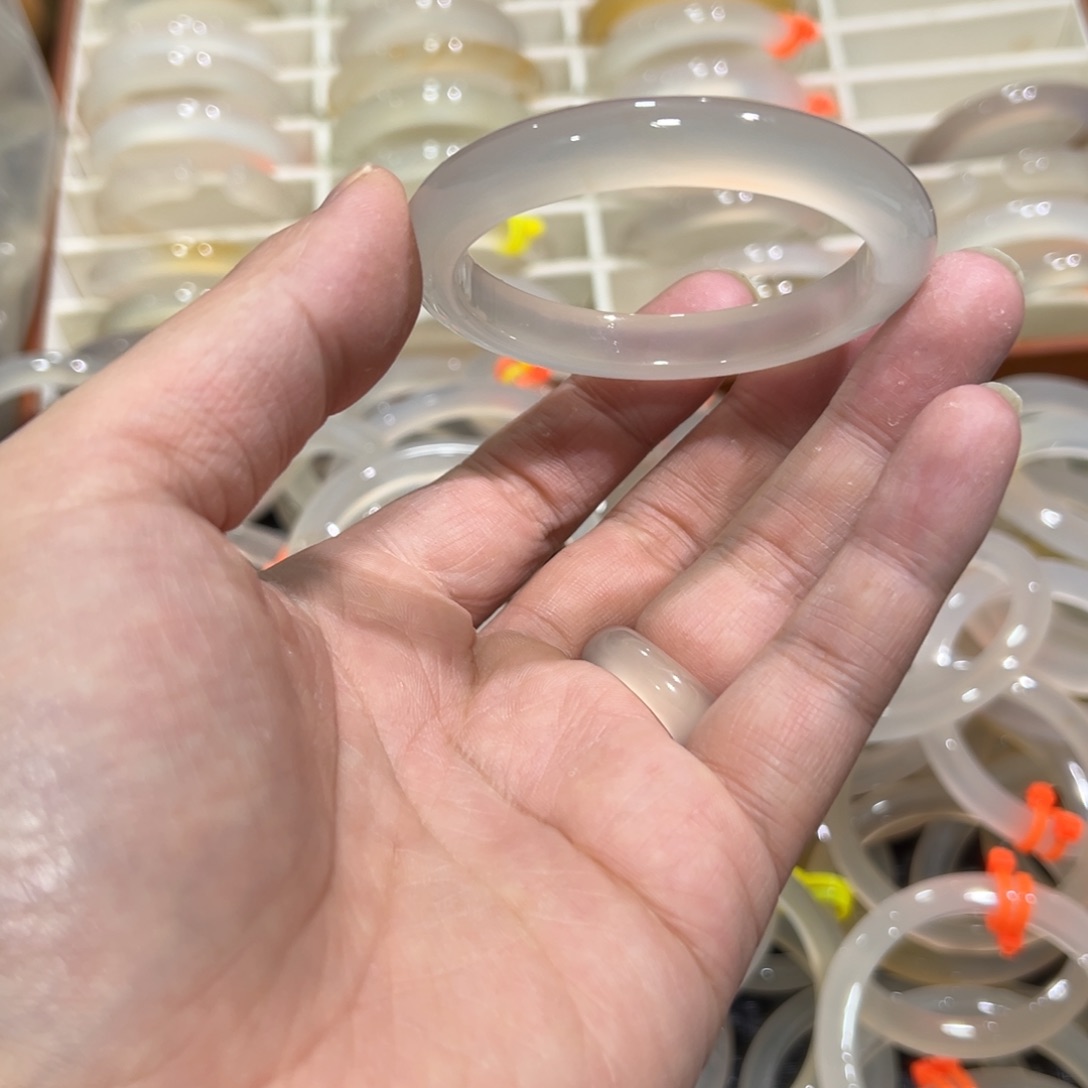 玛瑙/玉髓未镶嵌手镯53圈有包容45