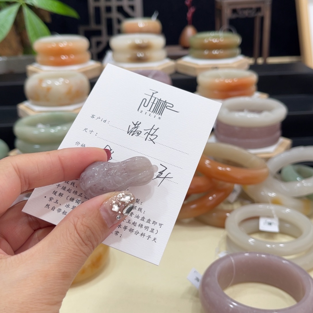 石英质玉手镯未镶嵌满*