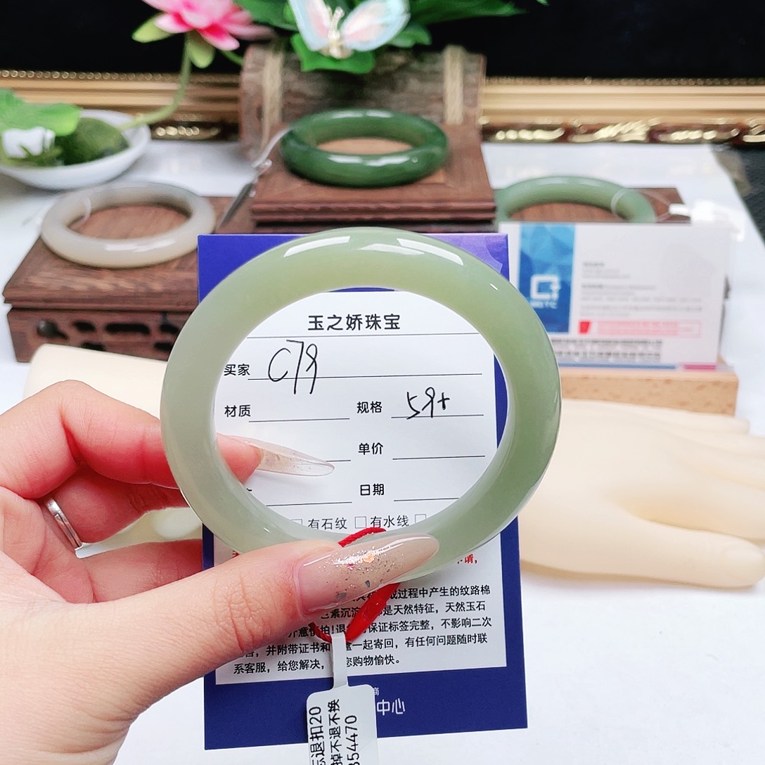 茗***格和田玉未镶嵌手镯