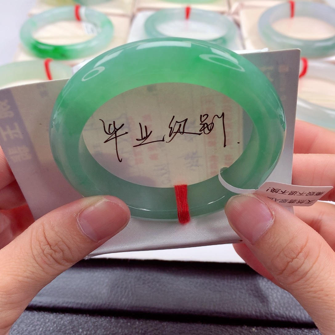 翡翠手镯未镶嵌54.8圈口 油润细腻起冰贵气满绿