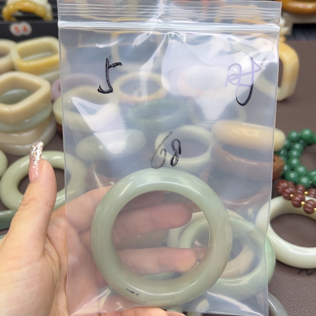 石英质玉手镯未镶嵌时****太