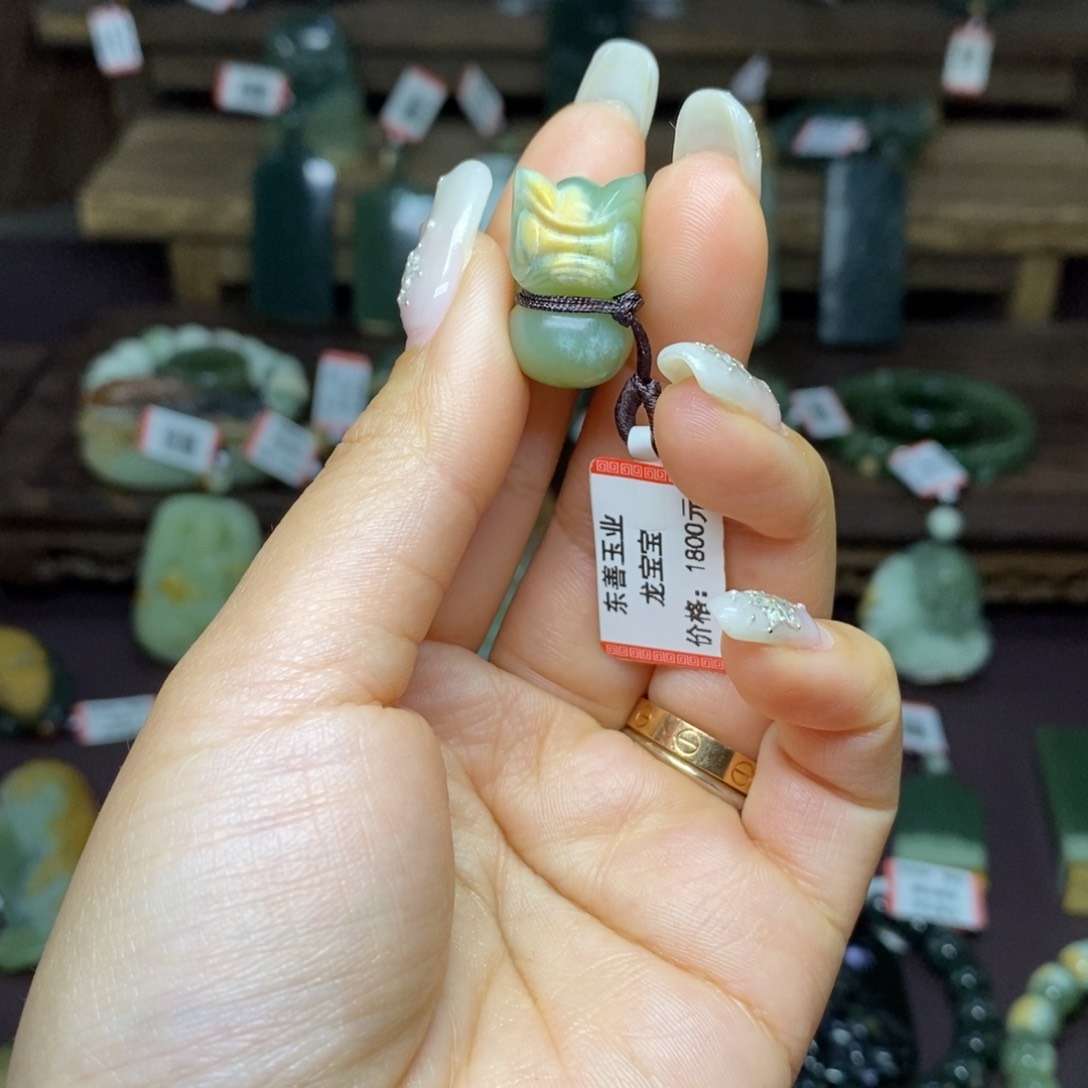 岫岩河磨玉（透闪石质玉）颈饰未镶嵌冬*月