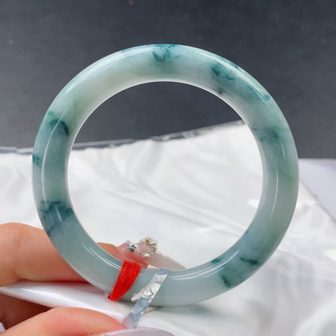 翡翠手镯未镶嵌124圆53