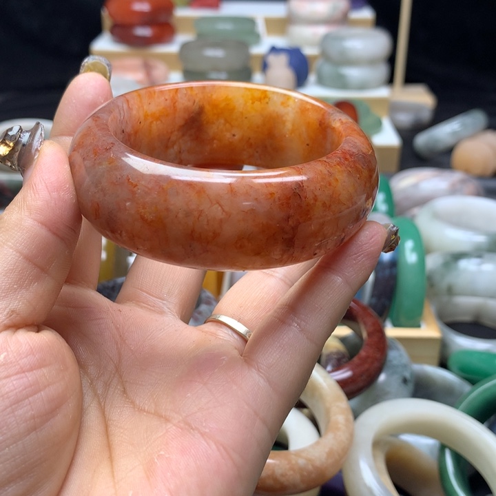 未镶嵌手镯石英质玉雄*