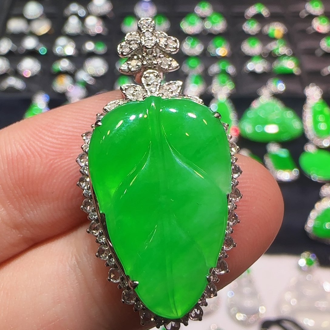 翡翠18K金镶嵌颈饰吊坠