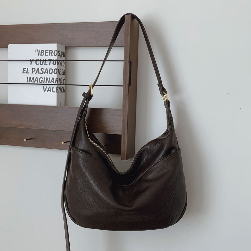 大容量通勤包包女2025新款轻奢小众高级感斜挎包百搭慵懒风饺子包