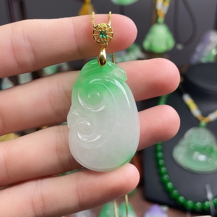 翡翠未镶嵌吊坠(赠链)