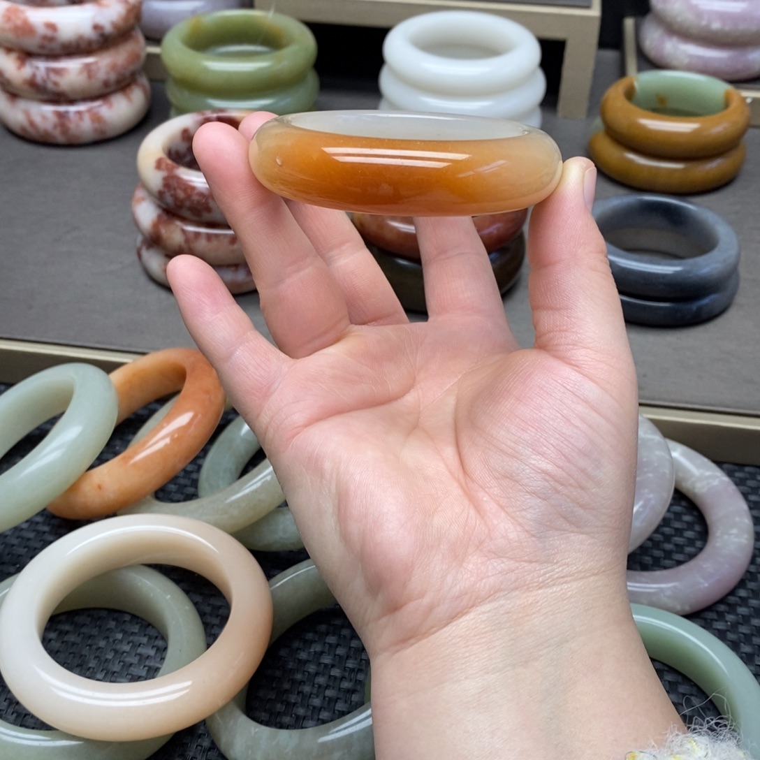 哦***咯石英质玉（佘太翠）未镶嵌手镯