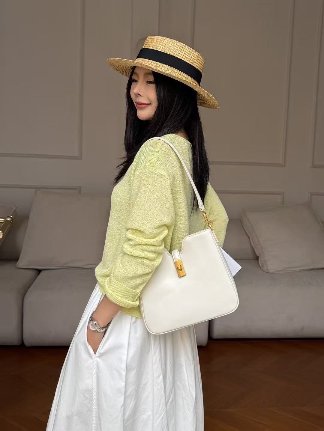 小花皮具2025新款高级感腋下单肩休闲斜挎水桶包牛皮女包百搭白色