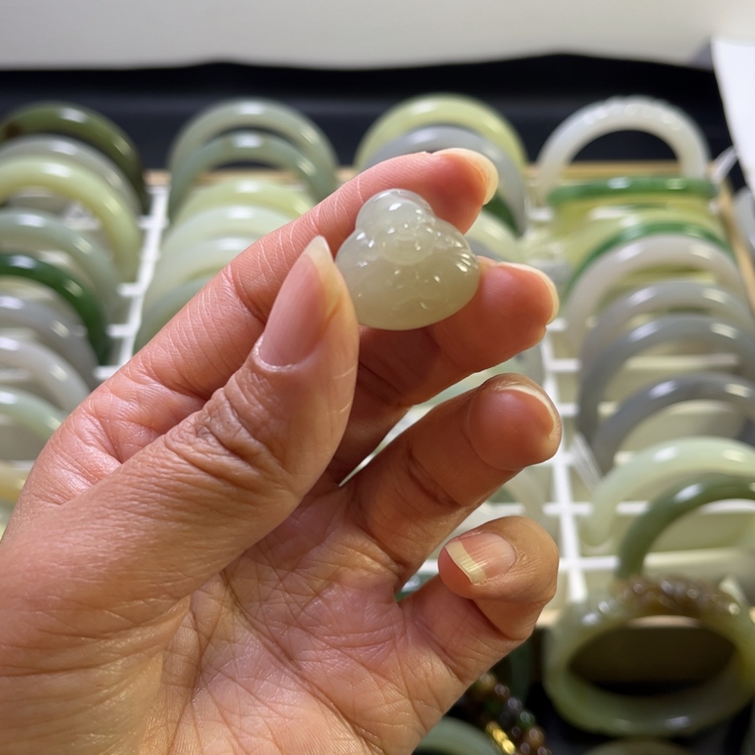 和田玉未镶嵌吊坠(赠链)