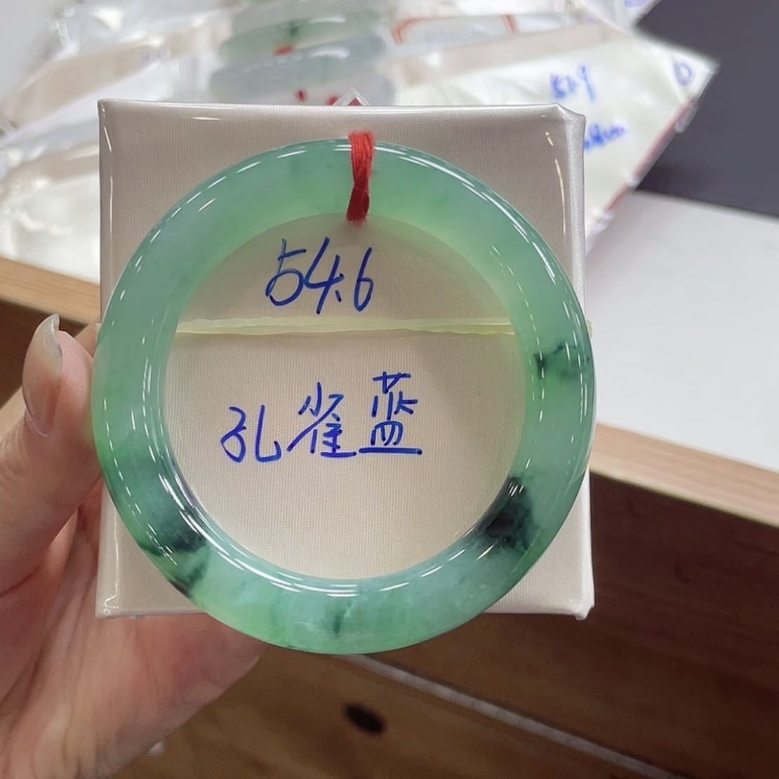 54-55圆条孔雀蓝翡翠手镯