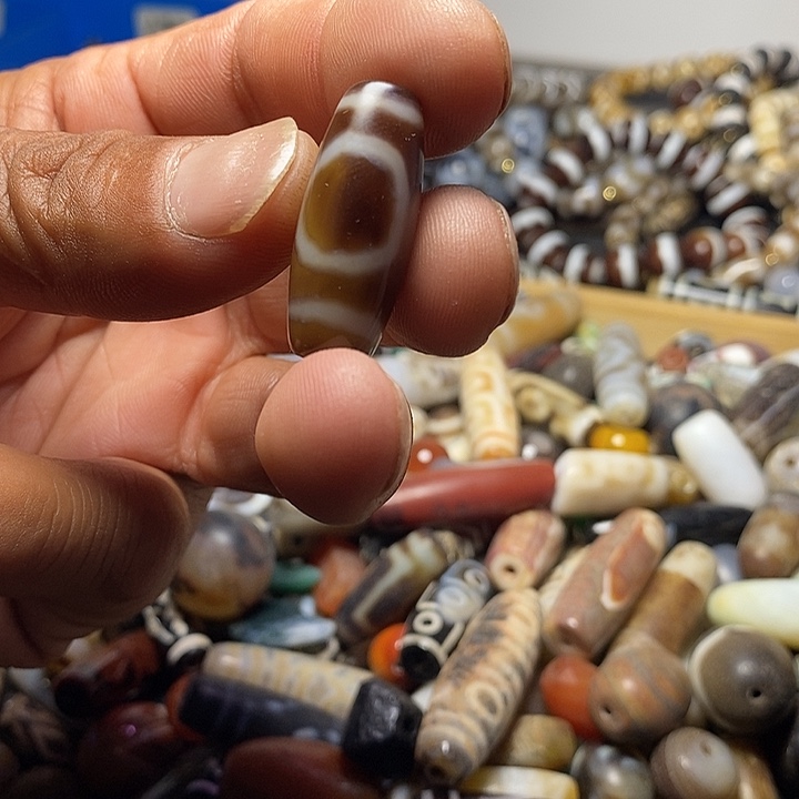 天然辰砂玛瑙珠子