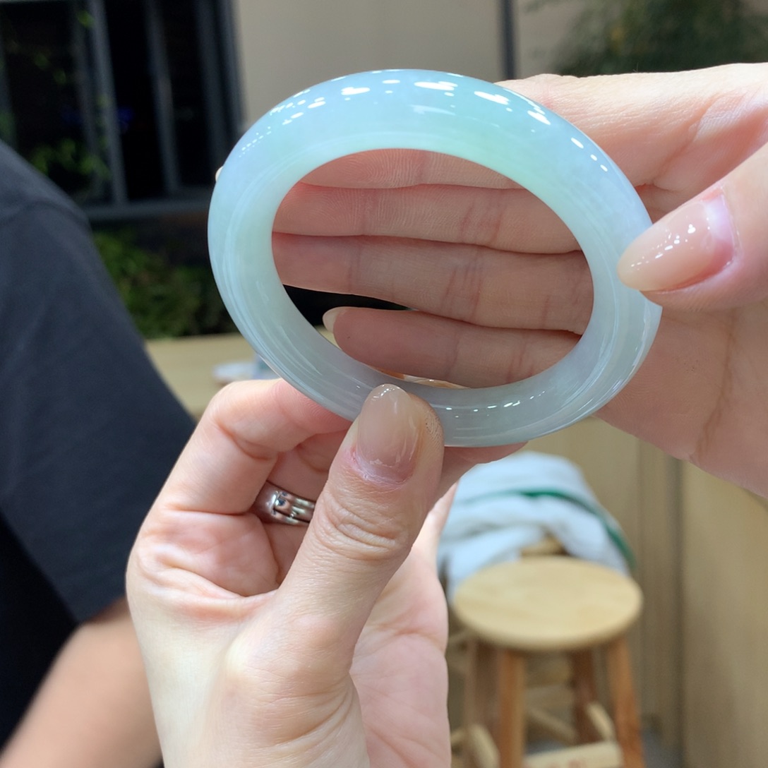 翡翠手镯未镶嵌不退不换