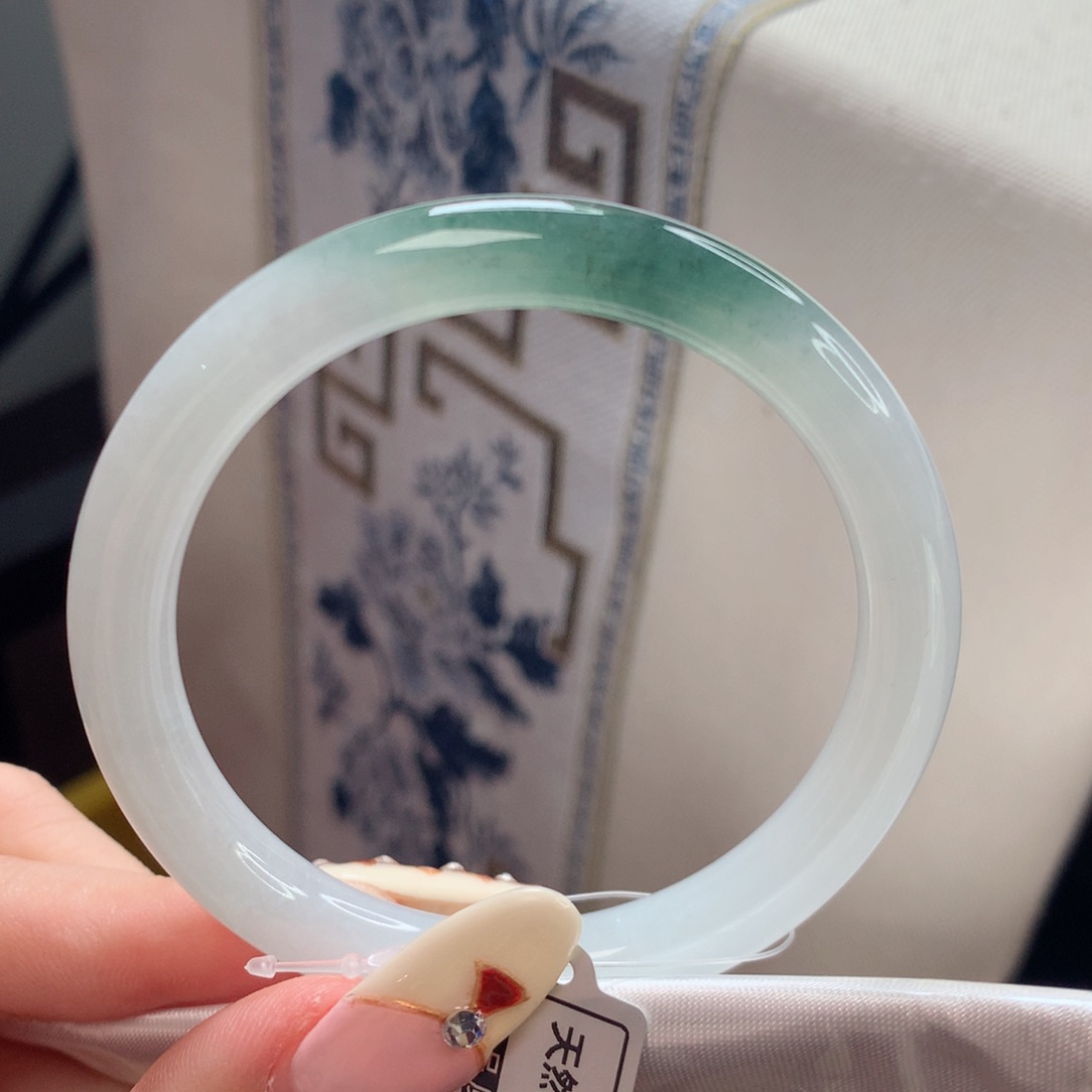 翡翠手镯未镶嵌54圈口