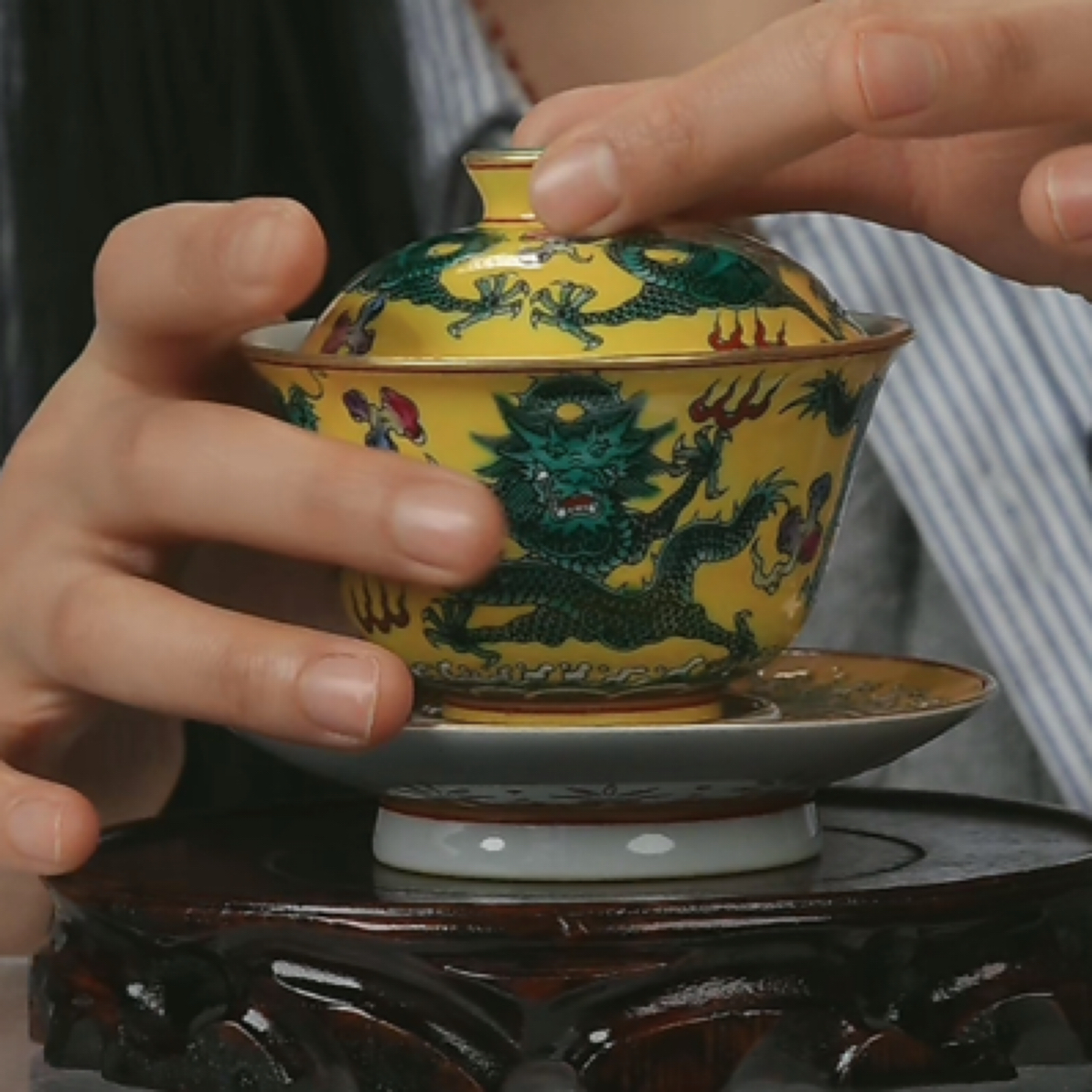 M黄地粉彩五龙纹三才盖碗