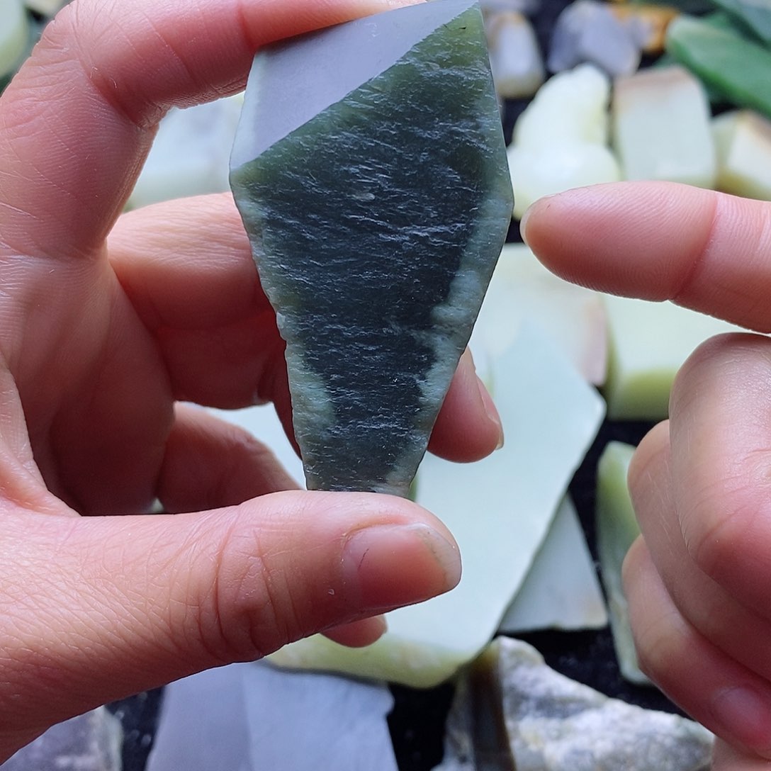 颈饰未镶嵌和田玉花*墨