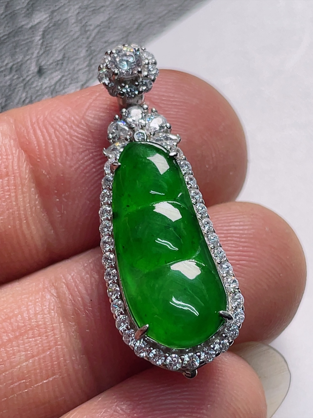 （翡翠A货）925银镶嵌冰种满绿福豆吊坠（尺寸33.5-12.2-8.8